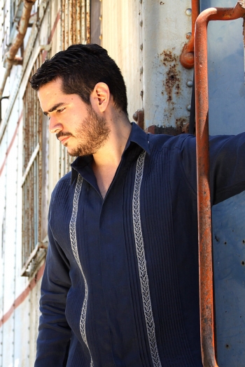 Guayabera de Lino Azul Marino Con Bordado Color Gris GUAYABERAS 