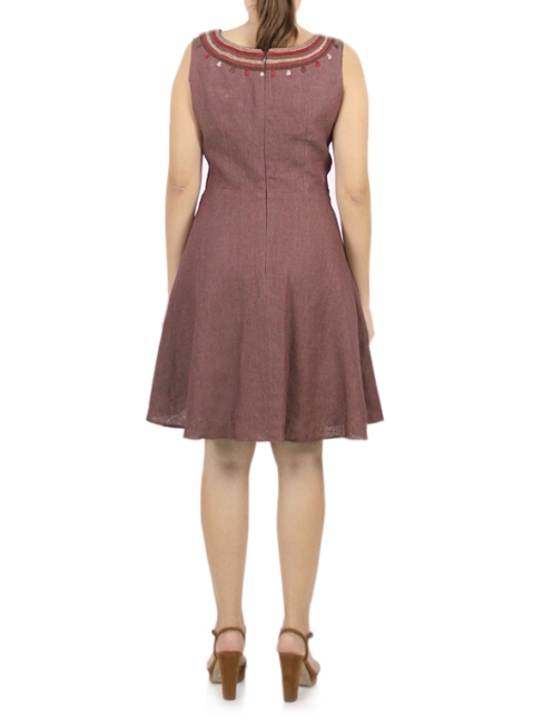 Vestido Corto color Café con Bordado en cuello VESTIDOS