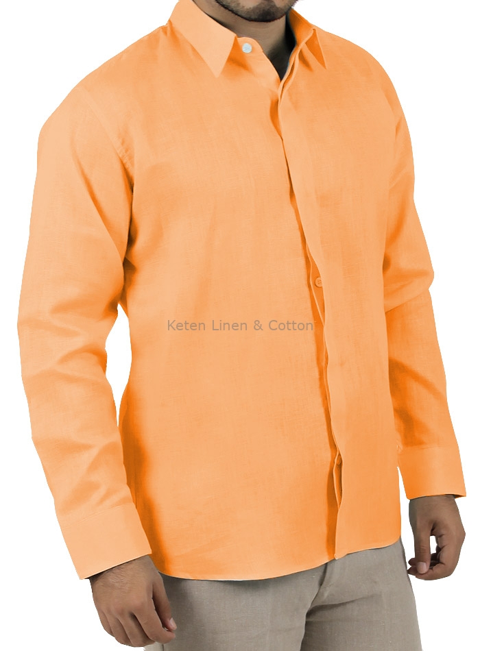 El hombre de camisa discount naranja